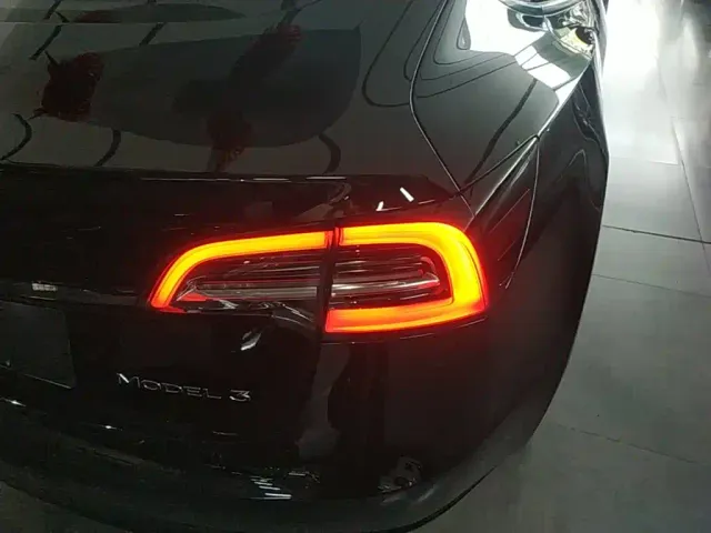 Tesla Model 3 — Фото автомобиля 7