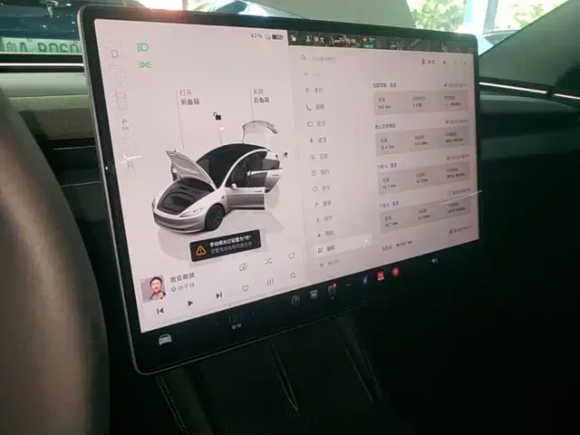 Tesla Model 3 — Фото автомобиля 12