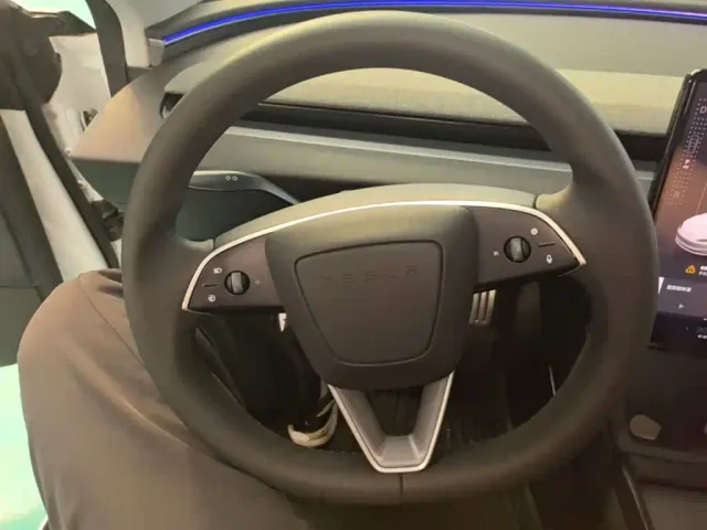 Tesla Model 3 — Фото автомобиля 10