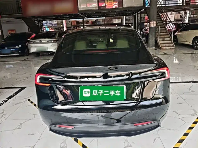 Tesla Model 3 — Фото автомобиля 5