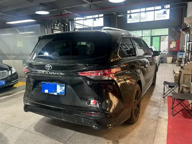 Toyota Granvia — Фото автомобиля 3