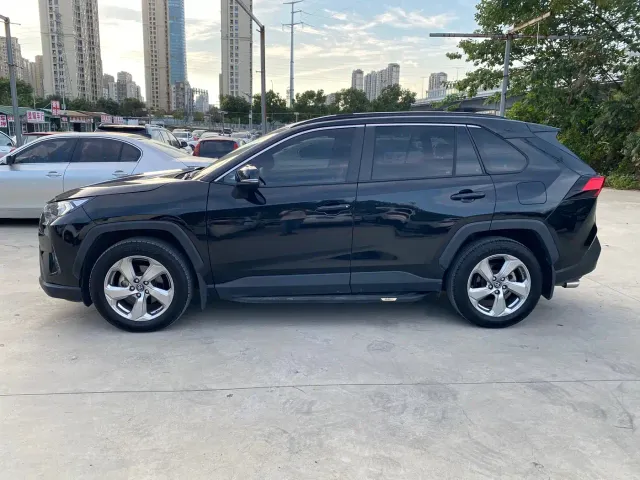Toyota RAV4 — Фото автомобиля 3