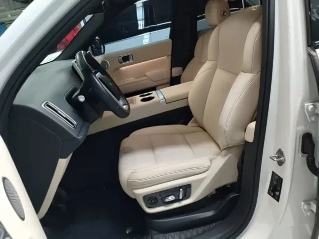 Li Auto L7 — Фото автомобиля 14
