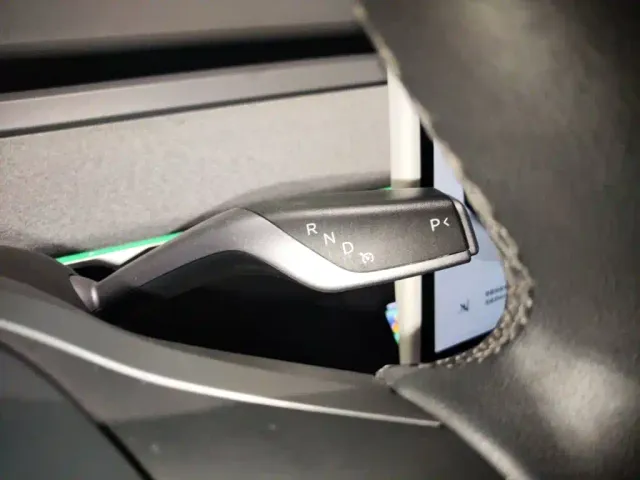 Tesla Model Y — Фото автомобиля 13