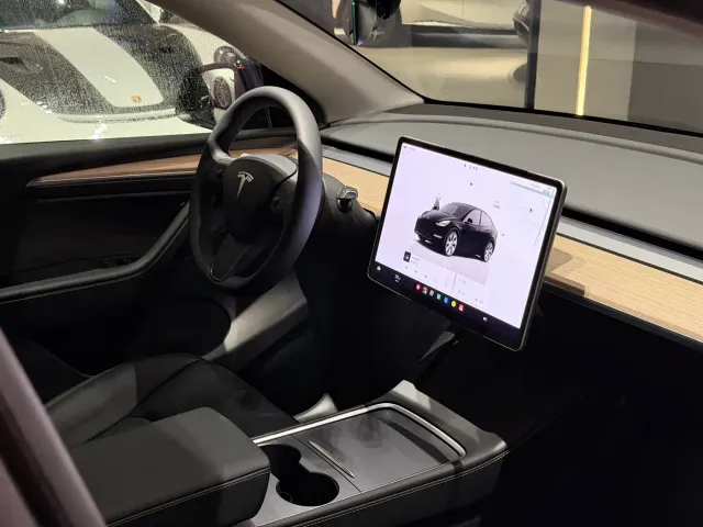 Tesla Model Y — Фото автомобиля 13