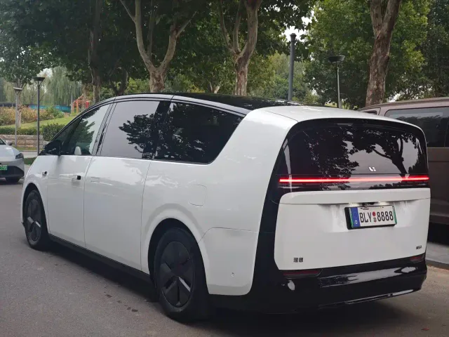 Li Auto MEGA — Фото автомобиля 15