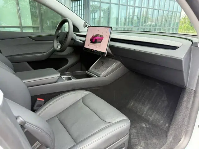 Tesla Model Y — Фото автомобиля 10