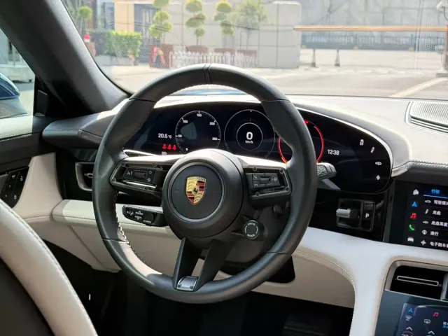 Porsche Taycan — Фото автомобиля 13