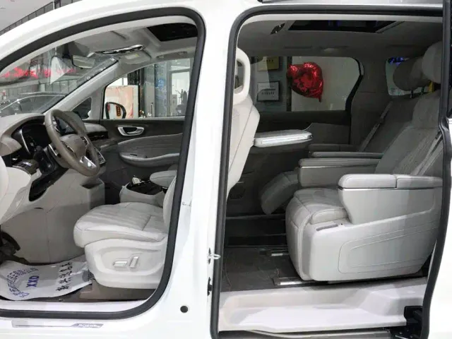 Roewe iMAX8 — Фото автомобиля 7