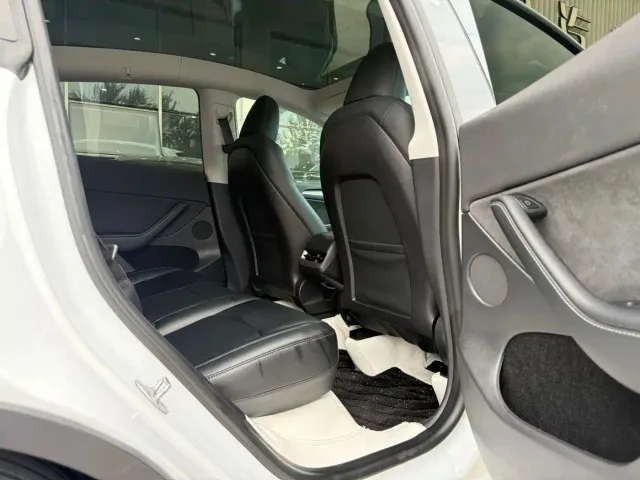 Tesla Model Y — Фото автомобиля 11