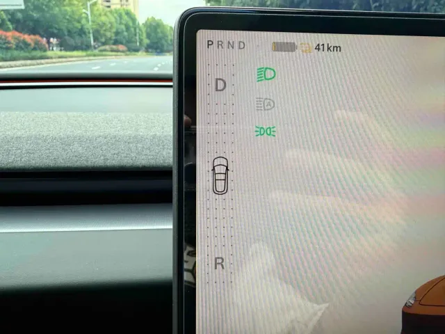 Tesla Model 3 — Фото автомобиля 17