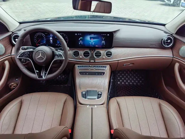 Mercedes-Benz E-Class — Фото автомобиля 12