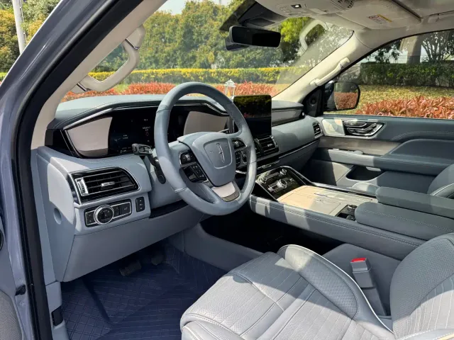 Lincoln Navigator — Фото автомобиля 6