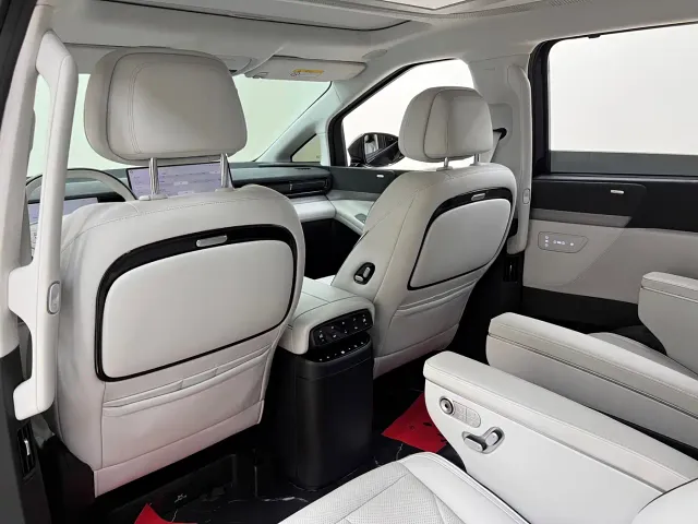 Xpeng X9 — Фото автомобиля 29