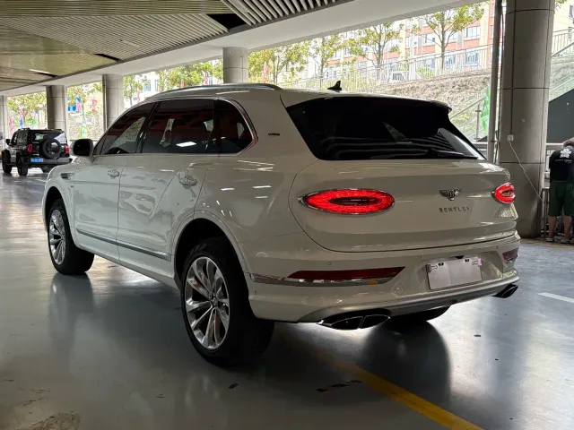Bentley Bentayga — Фото автомобиля 2