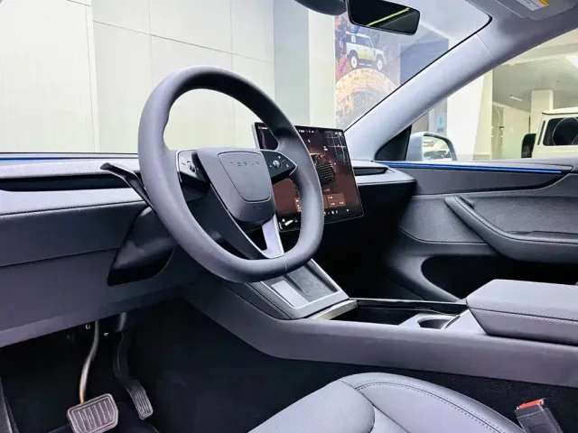 Tesla Model Y — Фото автомобиля 8