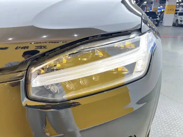 Volvo XC90 — Фото автомобиля 3