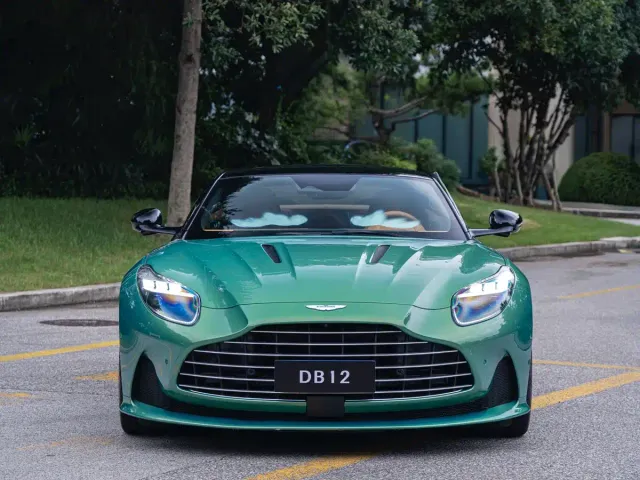 Aston Martin DB12 — Фото автомобиля 2