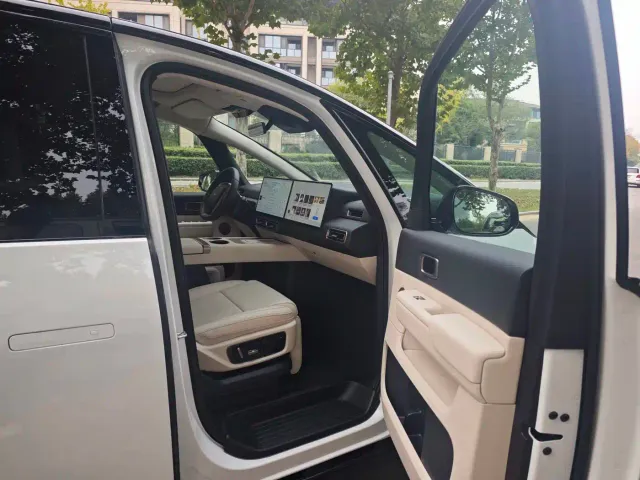 Li Auto MEGA — Фото автомобиля 8