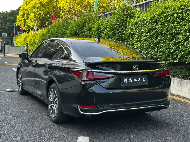 Lexus ES — Фото автомобиля 4