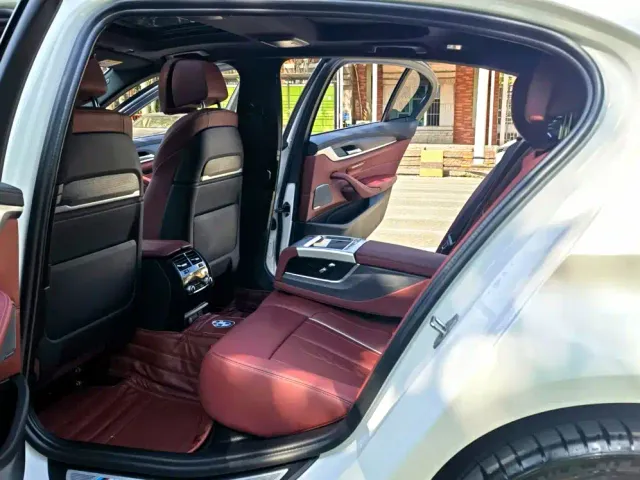 BMW 5 Series — Фото автомобиля 10
