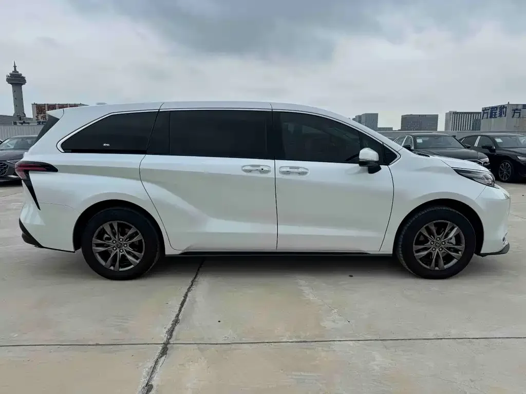 Toyota Toyota Sienna 2026 2.5L Hybrid AWD Luxury Edition — Фото автомобиля 5
