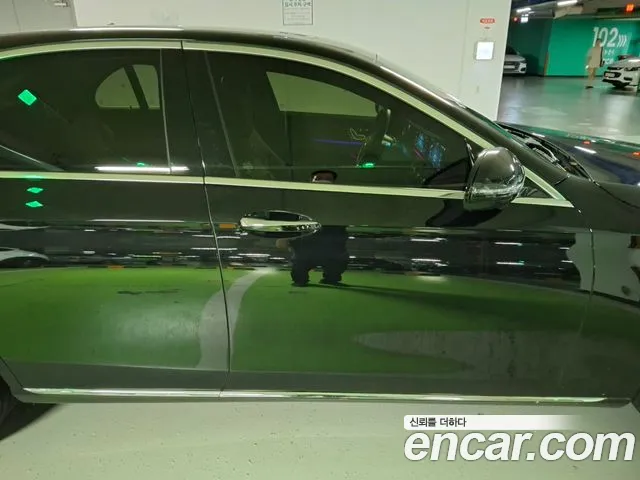 Mercedes-Benz E-Class — Фото автомобиля 3