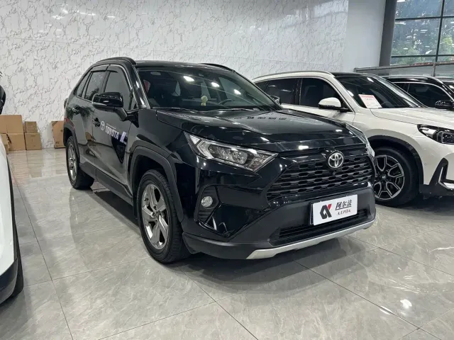 Toyota RAV4 — Фото автомобиля 3