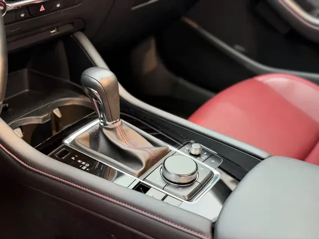 Mazda Axela — Фото автомобиля 12