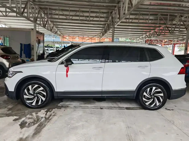 Volkswagen Tiguan L — Фото автомобиля 11