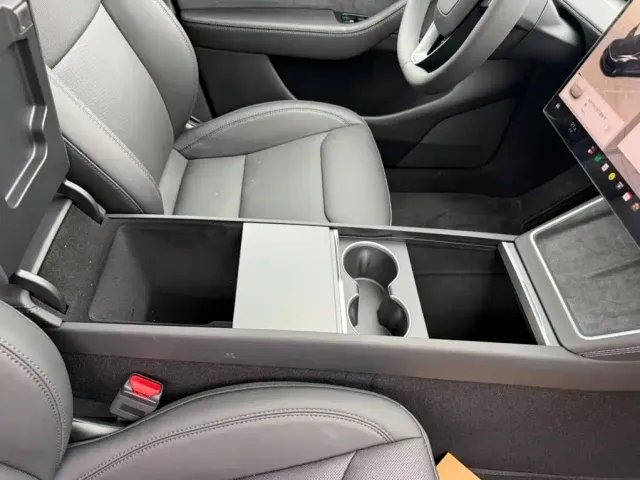 Tesla Model Y — Фото автомобиля 25