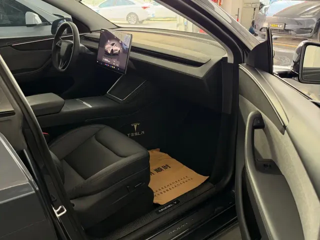 Tesla Model Y — Фото автомобиля 5