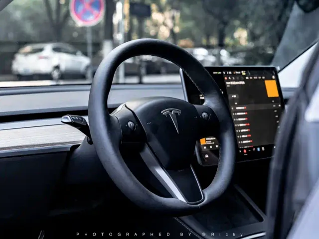Tesla Model 3 — Фото автомобиля 4