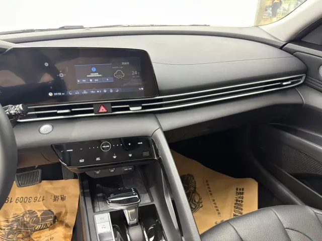 Hyundai Elantra — Фото автомобиля 12