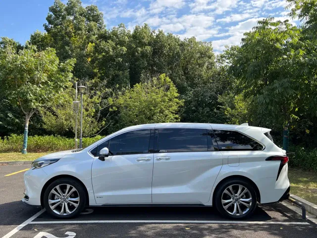Toyota Sienna — Фото автомобиля 4