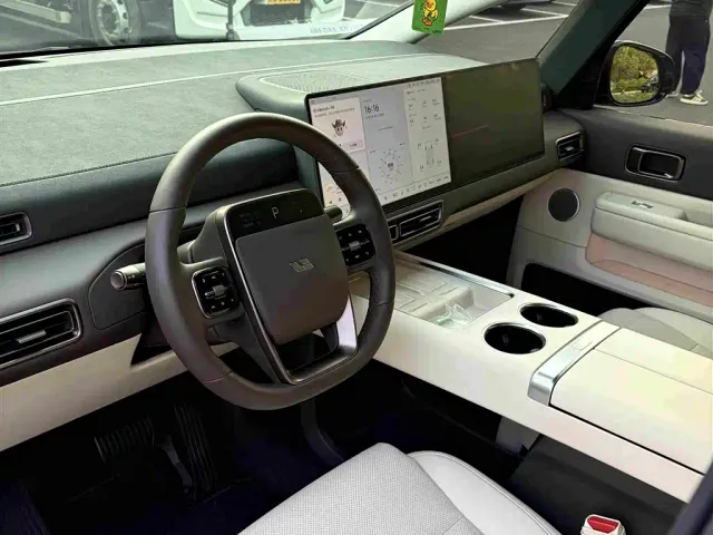 Li Auto MEGA — Фото автомобиля 11