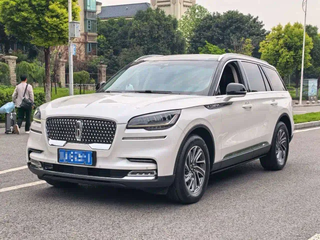 Фотография автомобиля — Lincoln Aviator