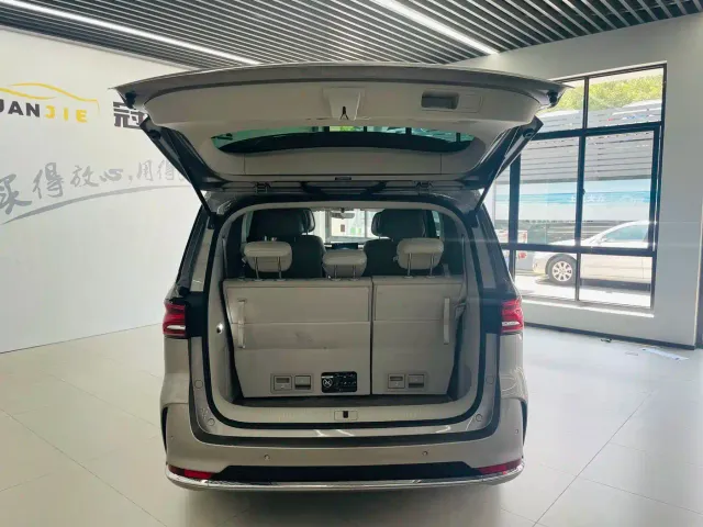 Roewe iMAX8 — Фото автомобиля 16
