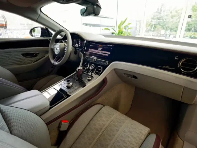 Bentley Continental Plug-in Hybrid — Фото автомобиля 10