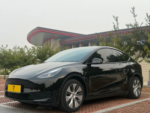 Фотография автомобиля — Tesla Model Y