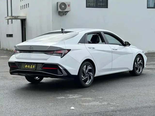 Hyundai Elantra — Фото автомобиля 12