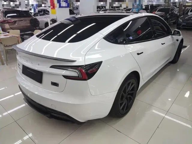 Tesla Model 3 — Фото автомобиля 6