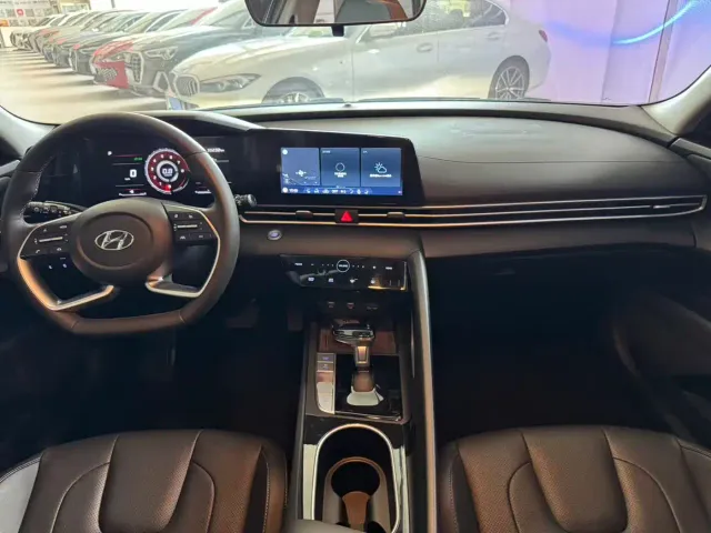 Hyundai Elantra — Фото автомобиля 11