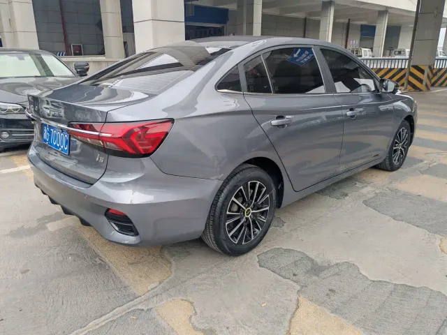 Roewe Roewe i5 2021 1.5L CVT Diamond Edition — Фото автомобиля 4