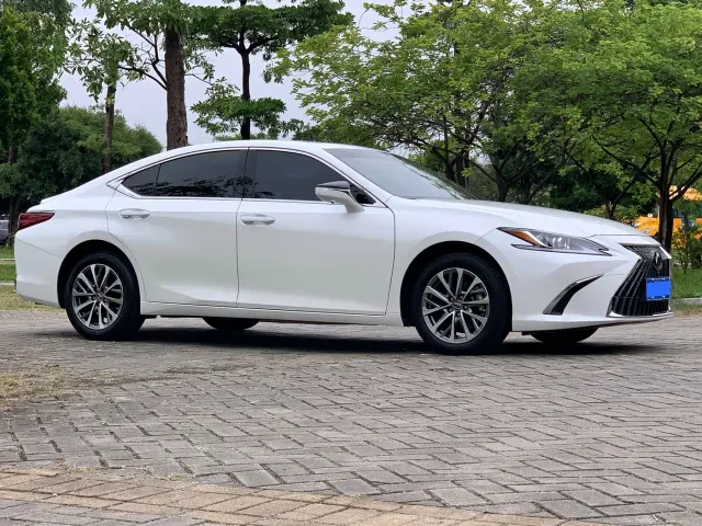 Lexus ES — Фото автомобиля 3
