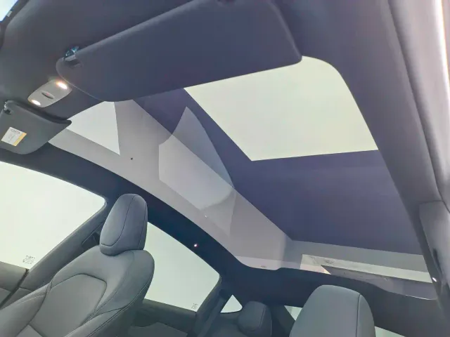 Tesla Model Y — Фото автомобиля 11