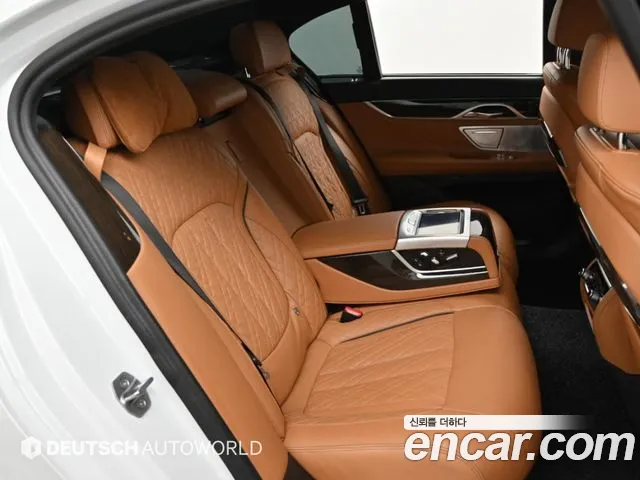 BMW 7-Series — Фото автомобиля 12