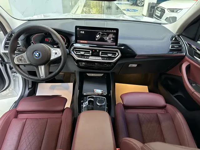 BMW iX3 — Фото автомобиля 6