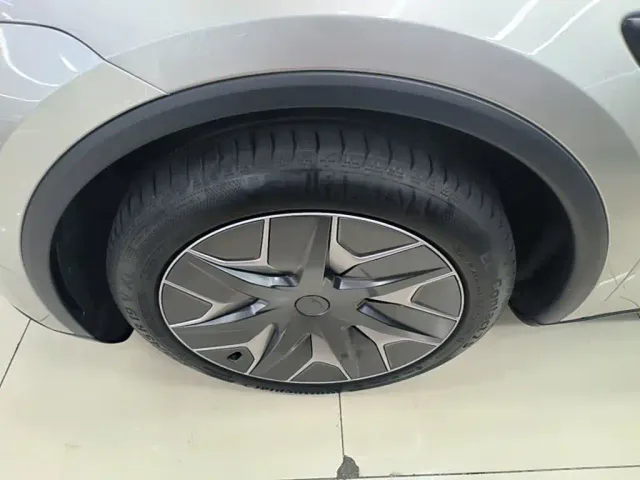 Tesla Model Y L — Фото автомобиля 22