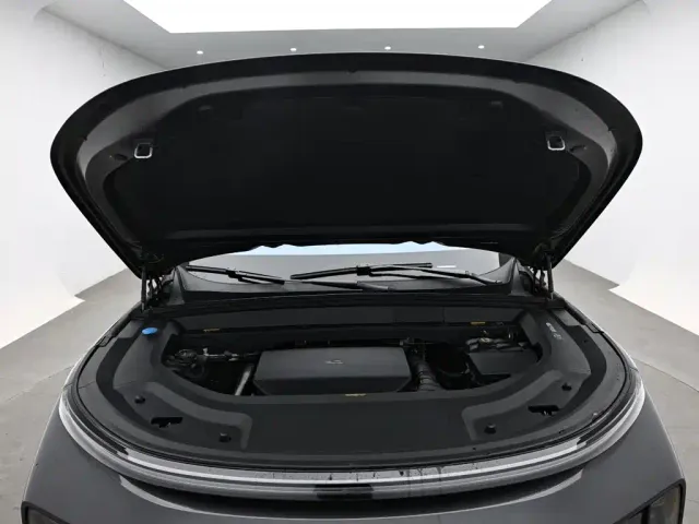 Li Auto L8 — Фото автомобиля 16